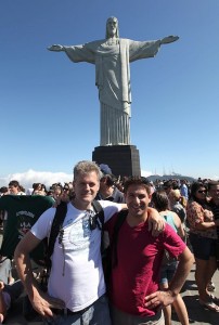 Eric en Ron bij het Christusbeeld in Rio de Janeiro